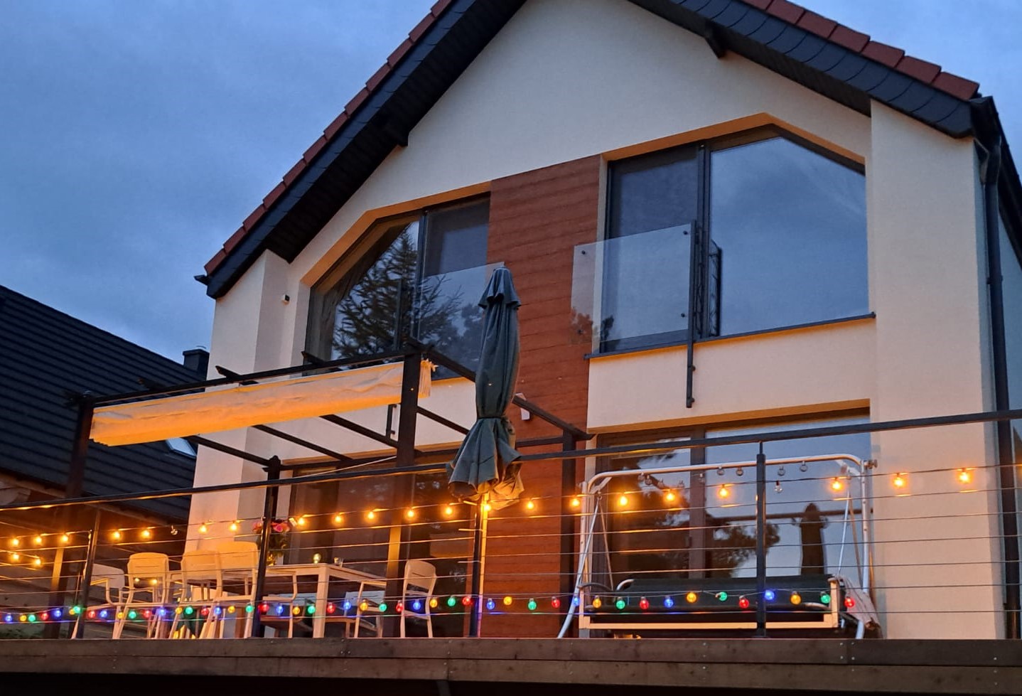 GajaHouse — taras wieczorem z iluminacją